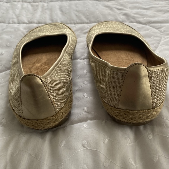 Gold metallic flats with rope like sides. - Picture 2 of 5